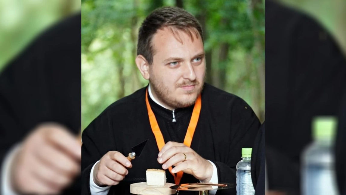 Un preot din Iași a colindat, împreună cu 22 de copii, pentru a strânge bani de excursie. Părintele Ștefan Popescu: „Ei își doresc să meargă la mare”