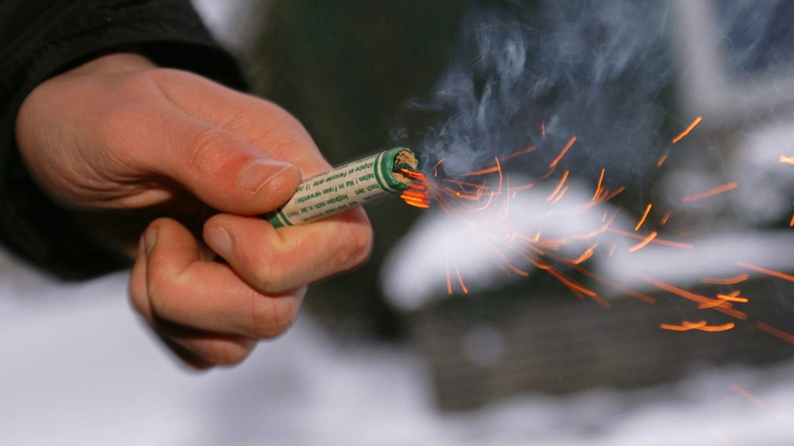 Atenție, români! Ce riscați dacă folosiți petarde și artificii de Crăciun sau de Revelion!