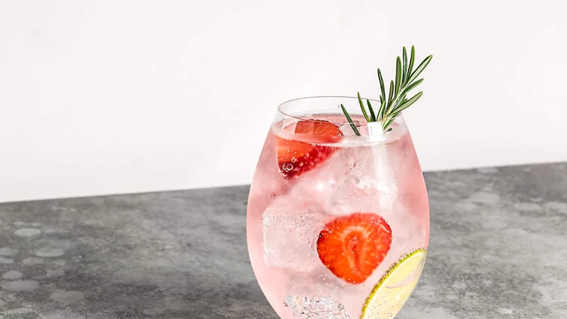 Cocktailul Pink Gin – Rețetă foarte apreciată, ce poate fi făcută ușor acasă
