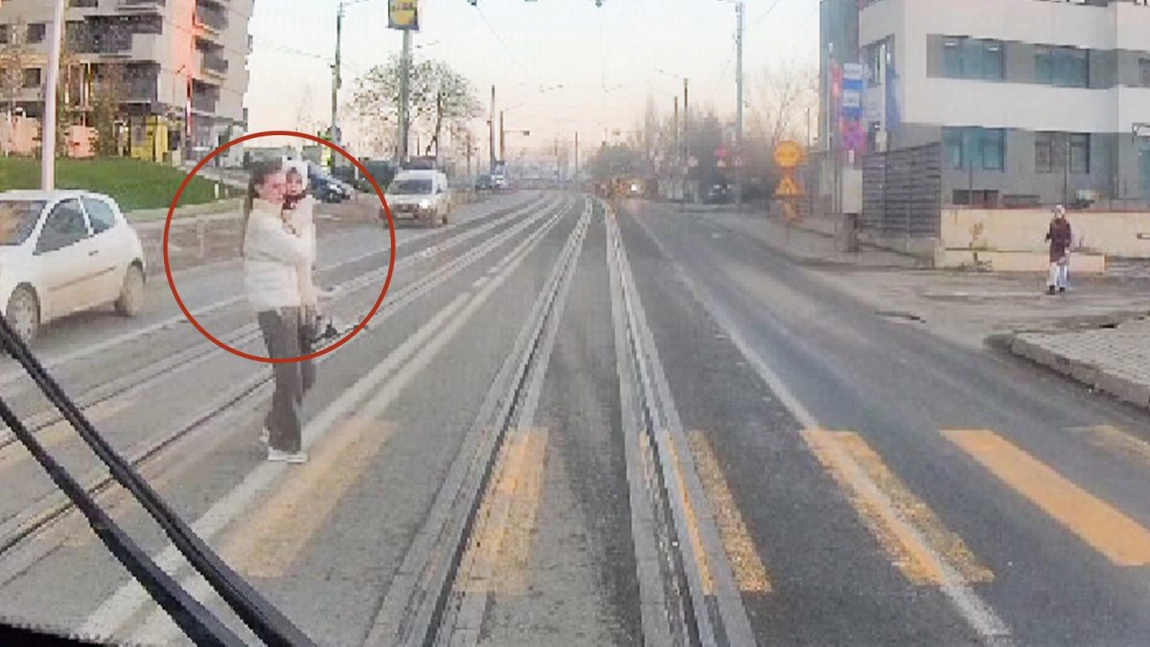 Oamenii au ajuns să se teamă când trebuie să traverseze pe trecerile de pietoni din Iași! Priviți cum a trebuit să treacă strada o mămică cu copilul în brațe
