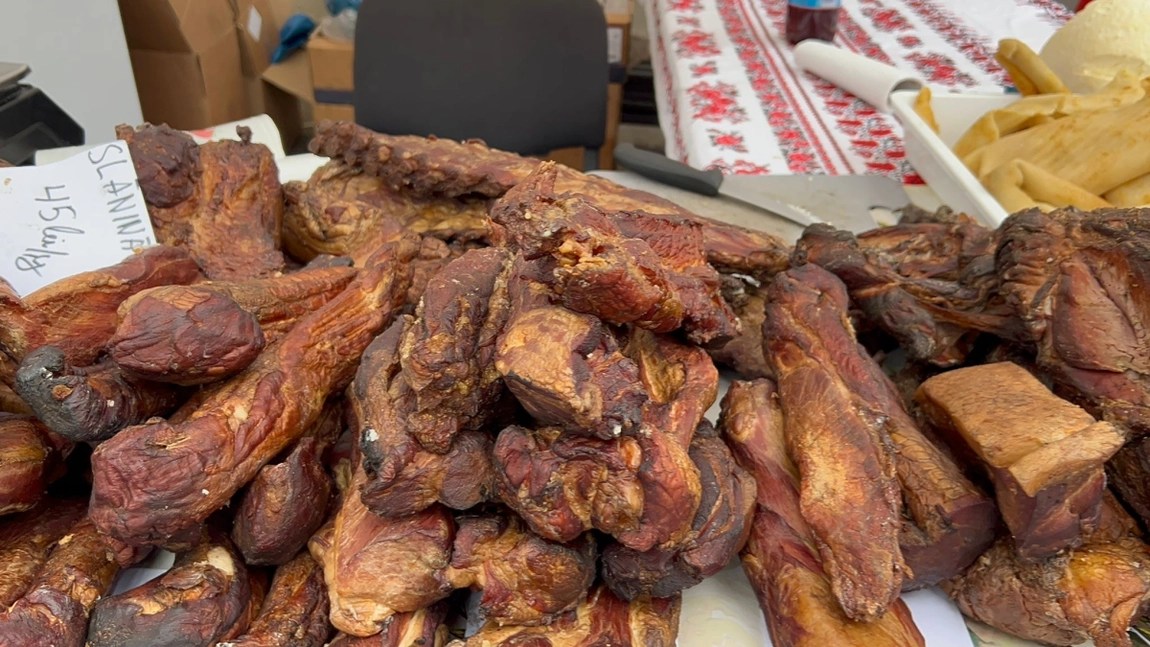 Producătorii din Iași au făcut listele cu clienții care vor preparate tradiționale de sărbători. Cei care sunt indeciși pot veni la târgurile cu produse. „Sperăm să nu crească prețurile la materia primă”