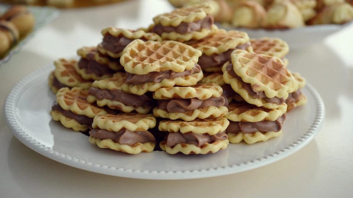 Cum să pregătești o rețetă de faguri din 6 ouă. Desertul poate fi umplut cu dulceață sau cremă de cacao!