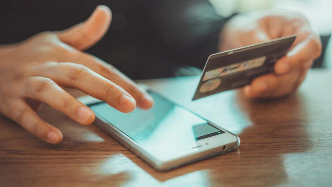 Obligatoriu pentru românii care au cont bancar și telefoane inteligente! Datele personale pot fi compromise! 