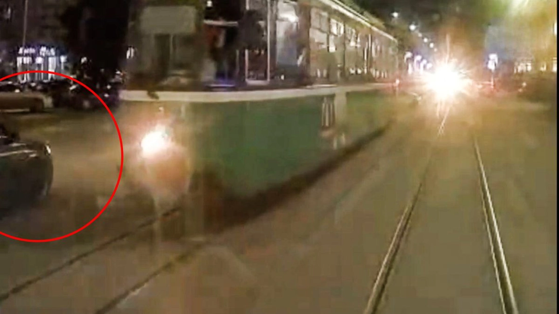 Un șofer din Bacău a comis-o de Crăciun, în centrul Iașului! A făcut slalom printre tramvaie ca să nu înconjoare câțiva metri