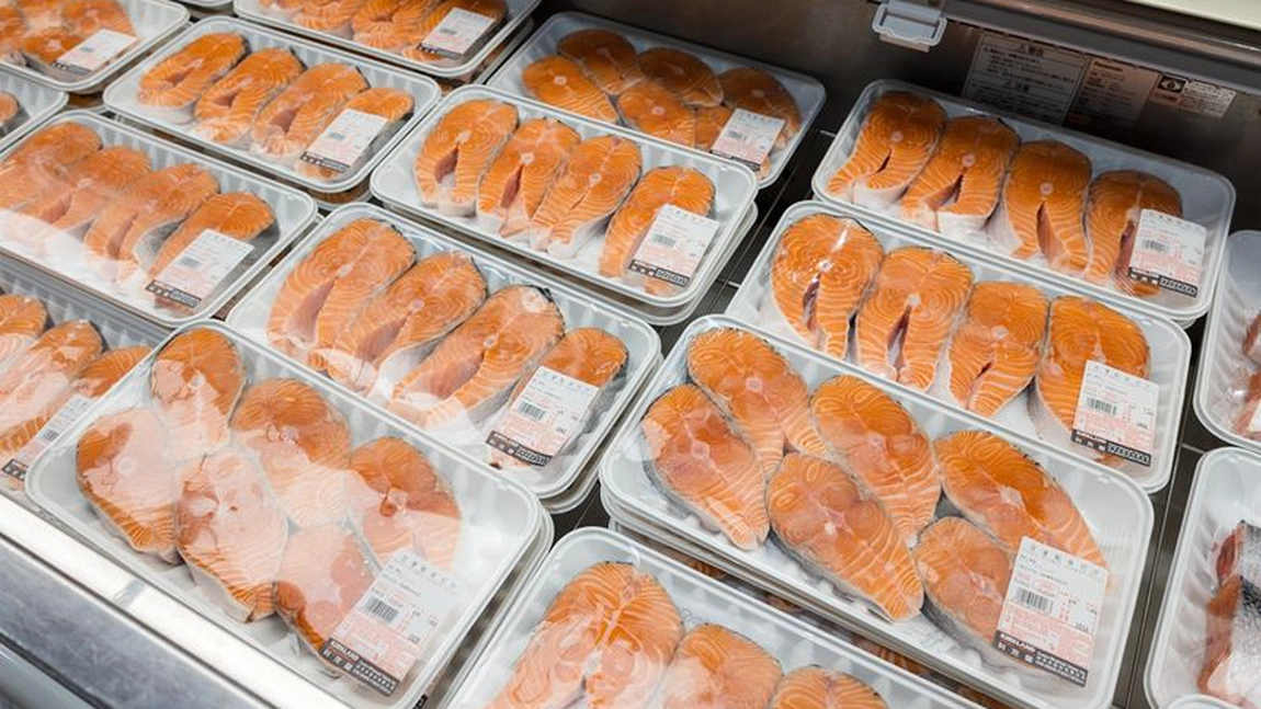 Alertă alimentară majoră în România! Somon contaminat retras urgent din magazine. Medicii avertizează asupra riscurilor severe ale bacteriei Listeria