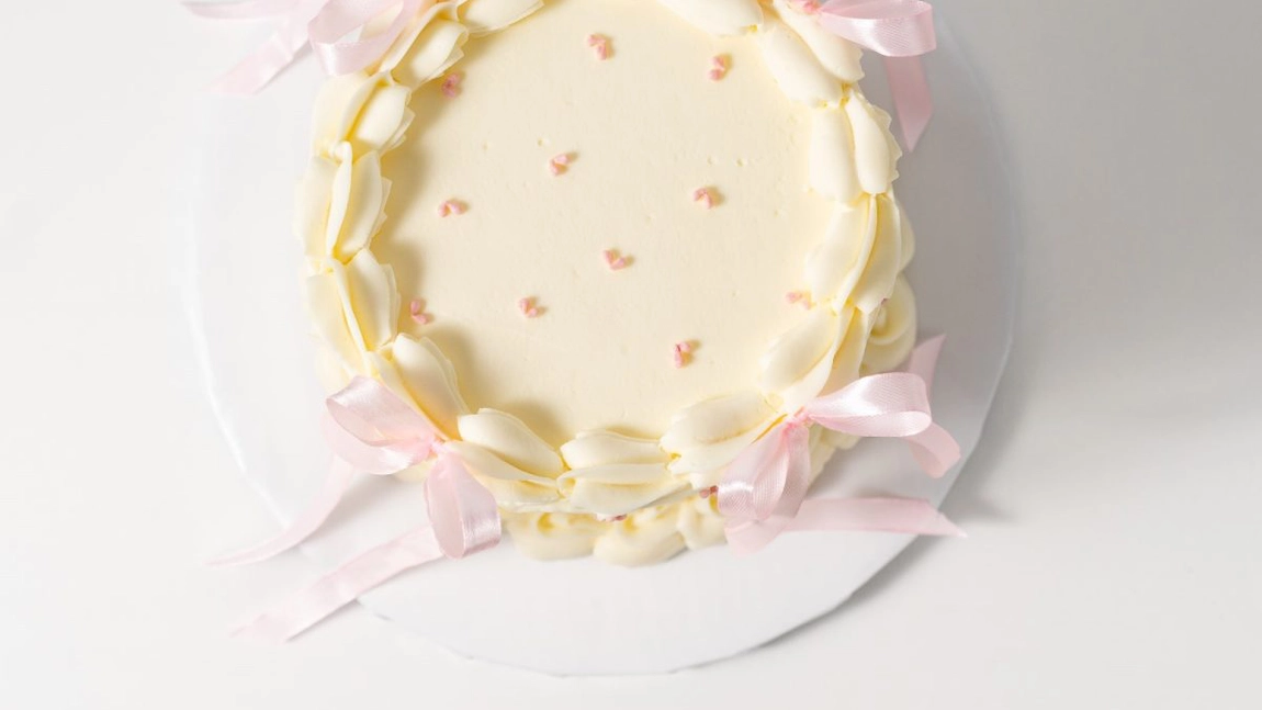 Tort cu fundițe – Rețetă delicioasă și elegantă, ideală pentru ocaziile speciale