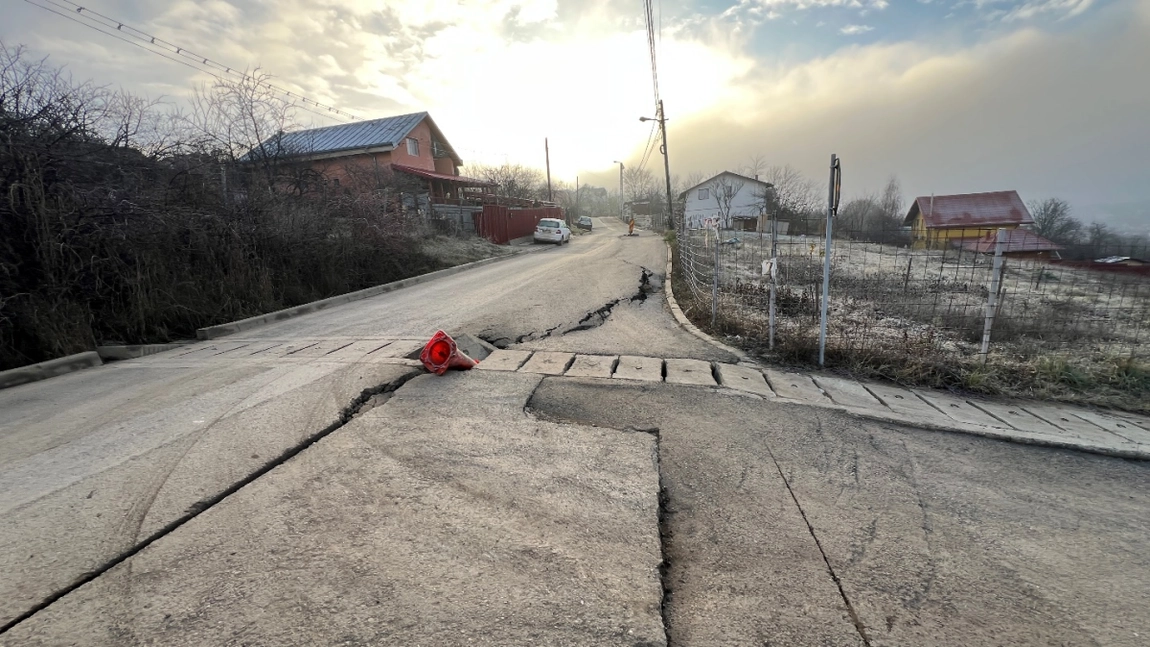 Vilele bogaților de pe o stradă din Copou, în pericol din cauza drumului care se surpă! Localnic: „Este pericol inclusiv pentru trecători, pentru șoferi”