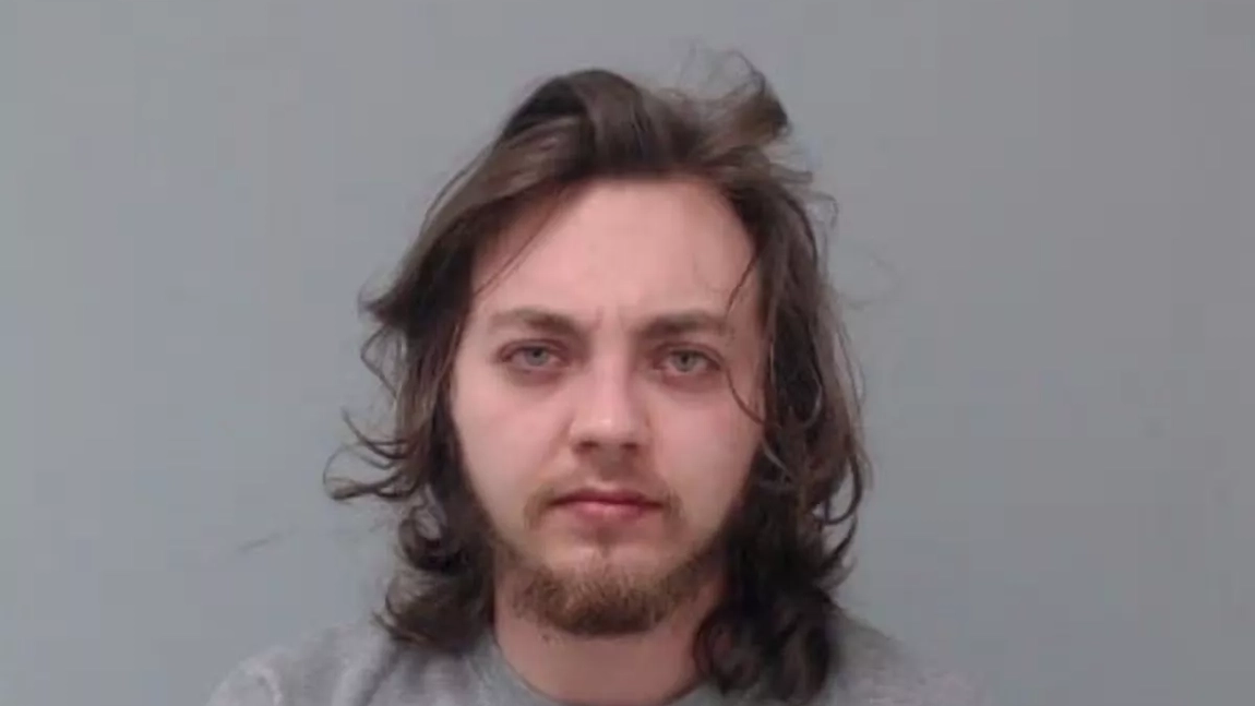 Un bărbat care și-a înjunghiat în mod repetat sora în zona gâtului, înainte de a provoca un incendiu, a fost condamnat la închisoare