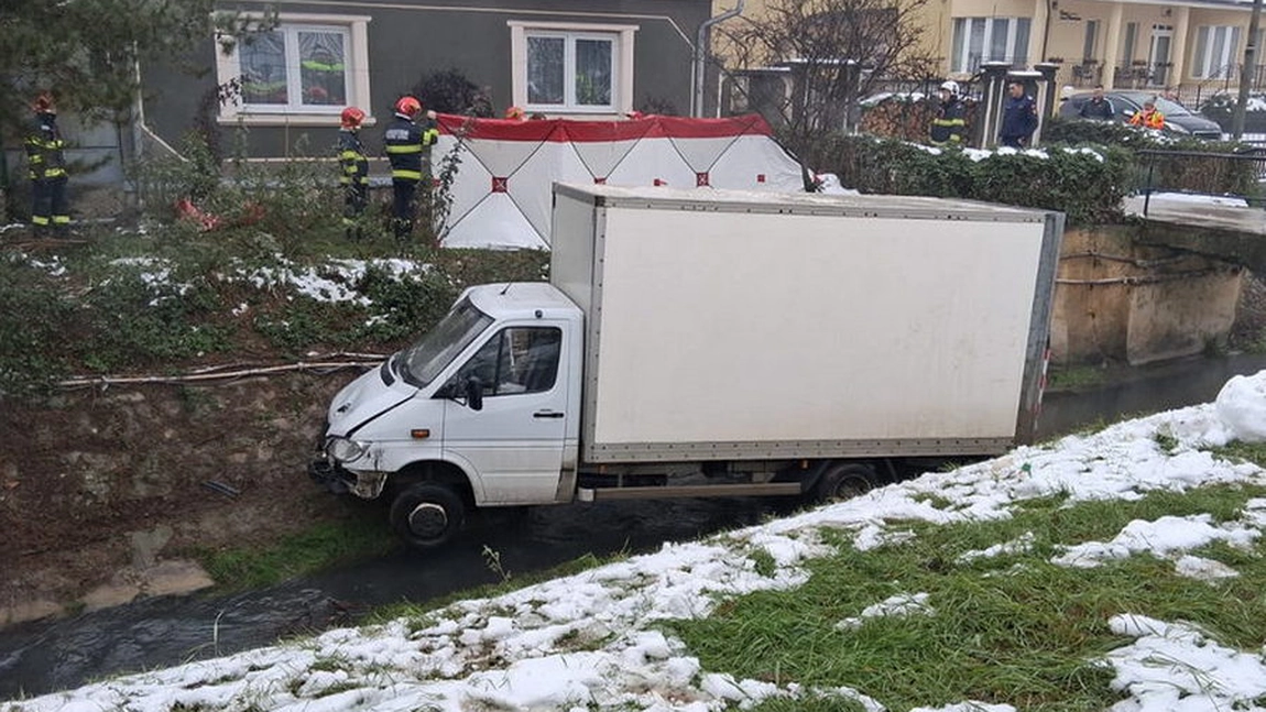 Accident mortal în Băile Felix! Un bărbat a murit după ce autoutilitara a ajuns în pârâul Peța