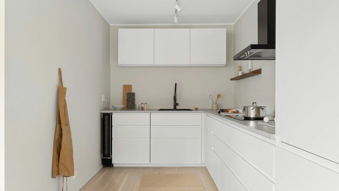 Bucătărie mică, impact mare: strategii inteligente de amenajare care chiar funcționează