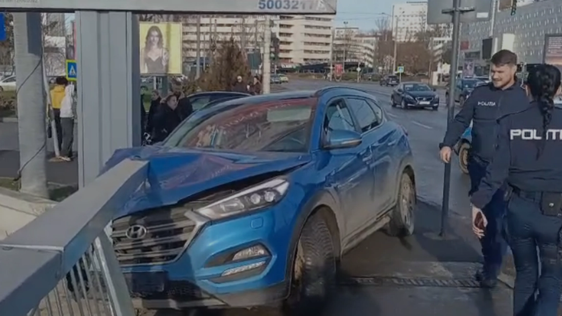 Accident violent în Tudor Vladimirescu! Două mașini s-au ciocnit, iar una dintre ele a ajuns pe trotuar