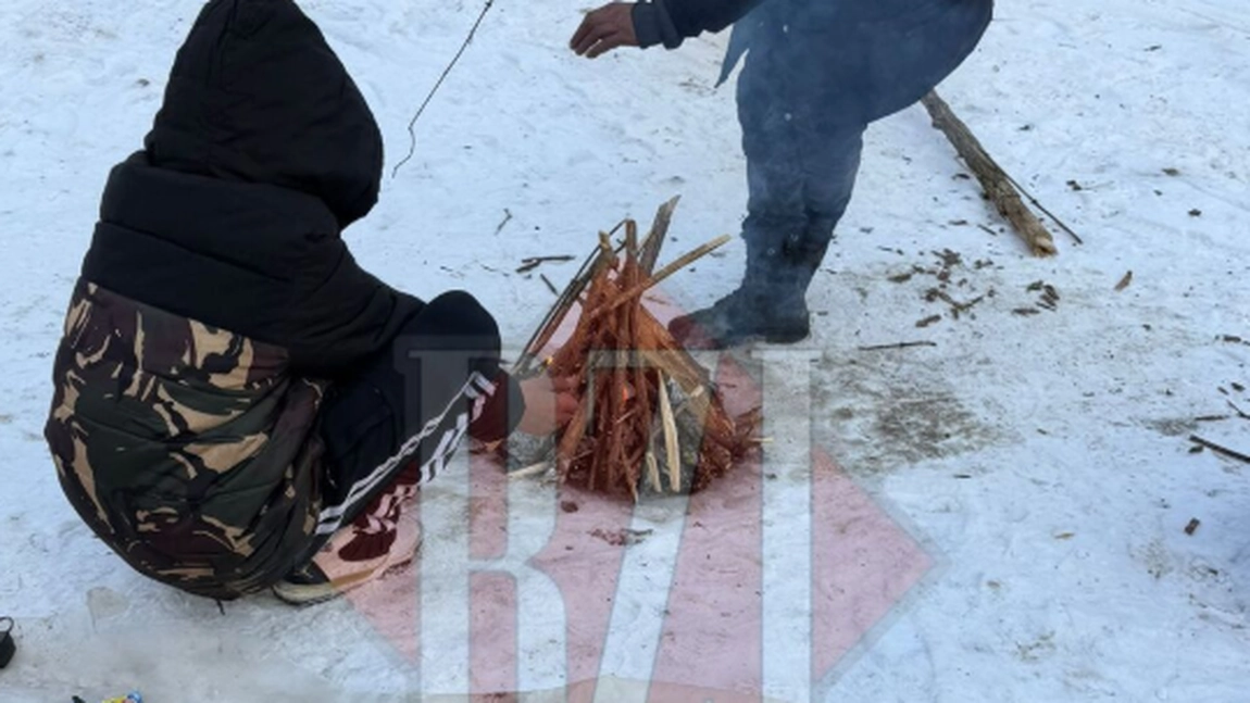 Iași 2026: Imagini incredibile! Comercianții ambulanți au aprins focuri lângă talcioc să se încălzească: “Facem și noi 2-3 lei de-o pâine”- FOTO