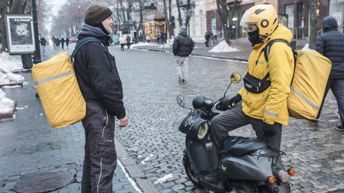 Ce salariu are un curier Glovo în 2026. Cât încasează în fiecare lună în funcție de orele lucrate