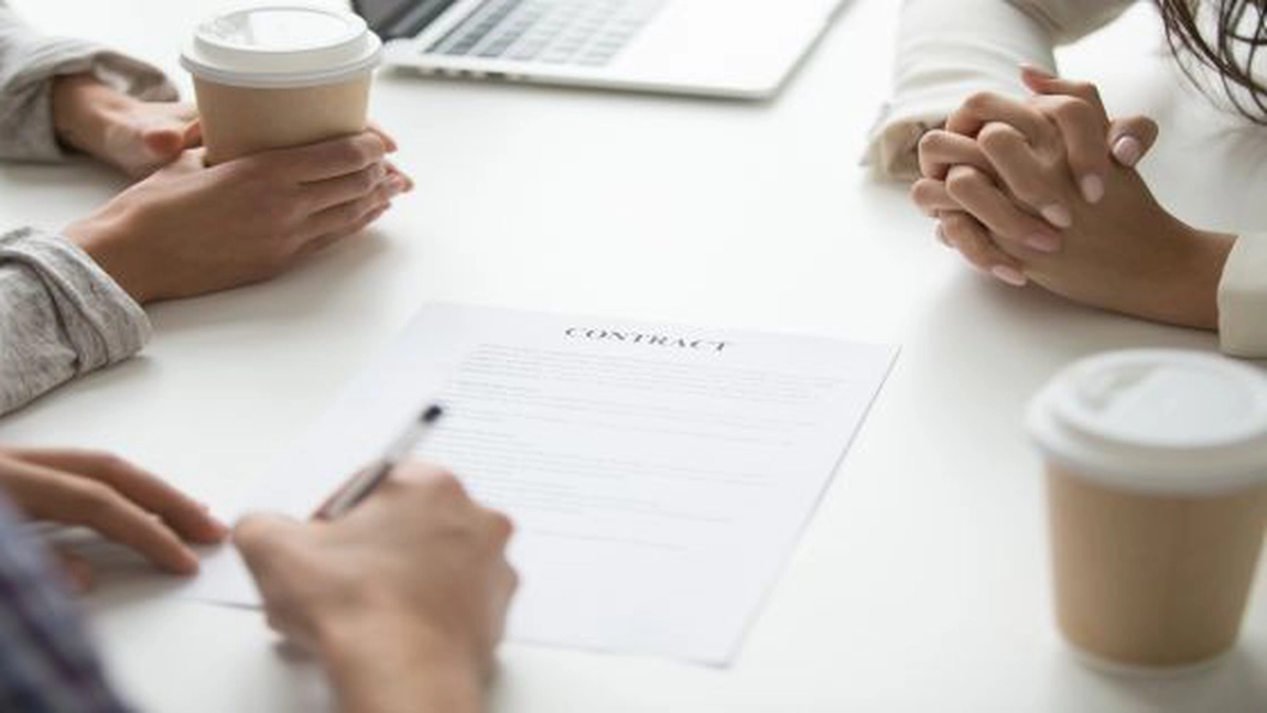 Ce presupune un contract de întreținere? Află ce prevede legea și ce trebuie să știe părțile