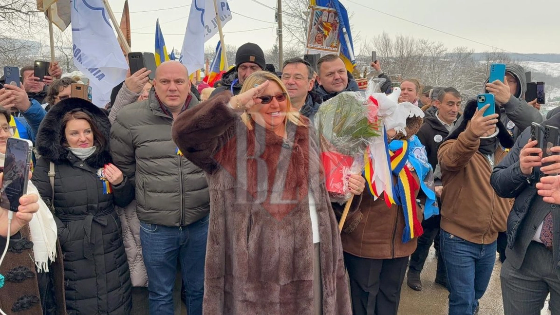 Sute de participanți, alături de președintele S.O.S. România și europarlamentar Diana Șoșoacă la Ipotești - Botoșani! Momente speciale la bustul marelui poet național Mihai Eminescu