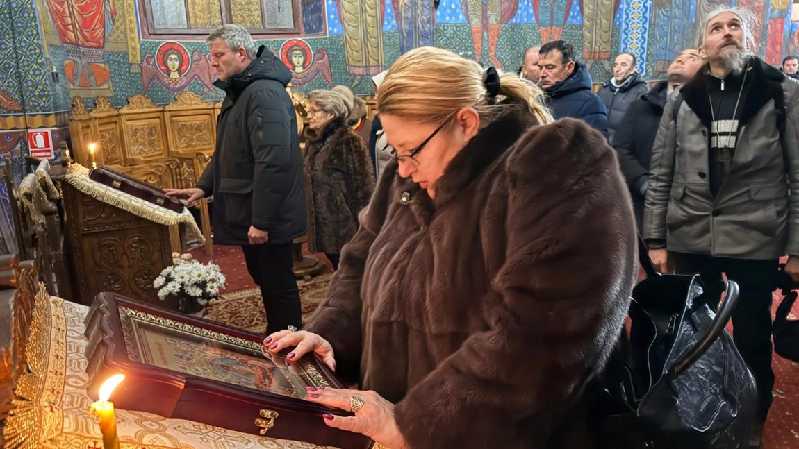 Sute de membri S.O.S., invitați și participanți alături de liderul Diana Șoșoacă la Biserica Upsenia din Botoșani. Omagiu în lăcașul de cult unde a fost botezat marele poet Mihai Eminescu ! 