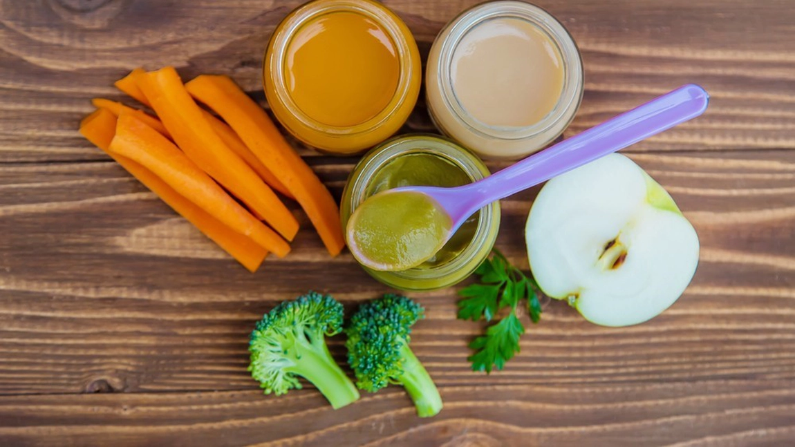 Plan de diversificare pentru bebeluși de 6 luni. Iată ce alimente pot fi introduse în amimentația copilului