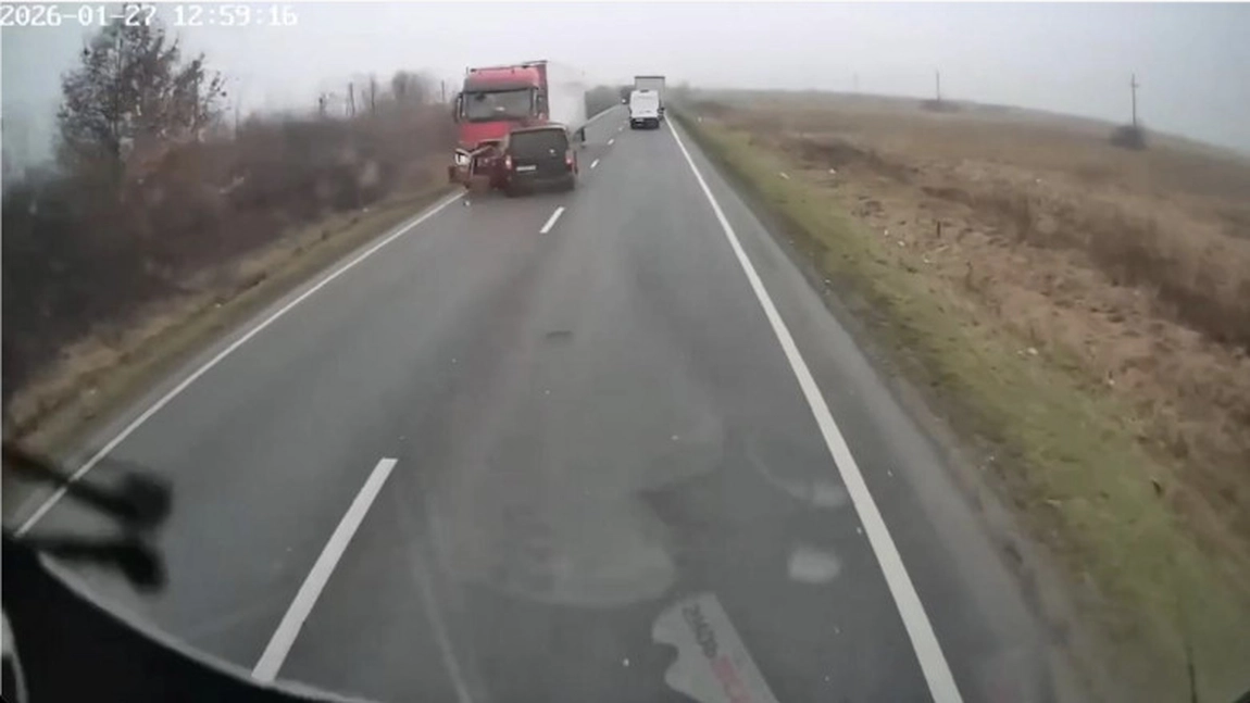 Accidentul de pe DN6, filmat în timp real. Greșeala fatală a microbuzului negru