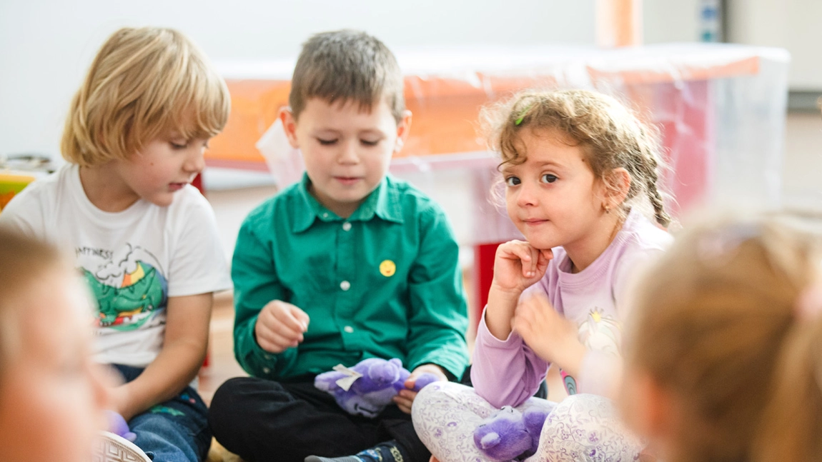 Bullyingul din grădinițe, un fenomen răspândit! Izolarea și excluderea de la joacă, cele mai frecvente forme identificate