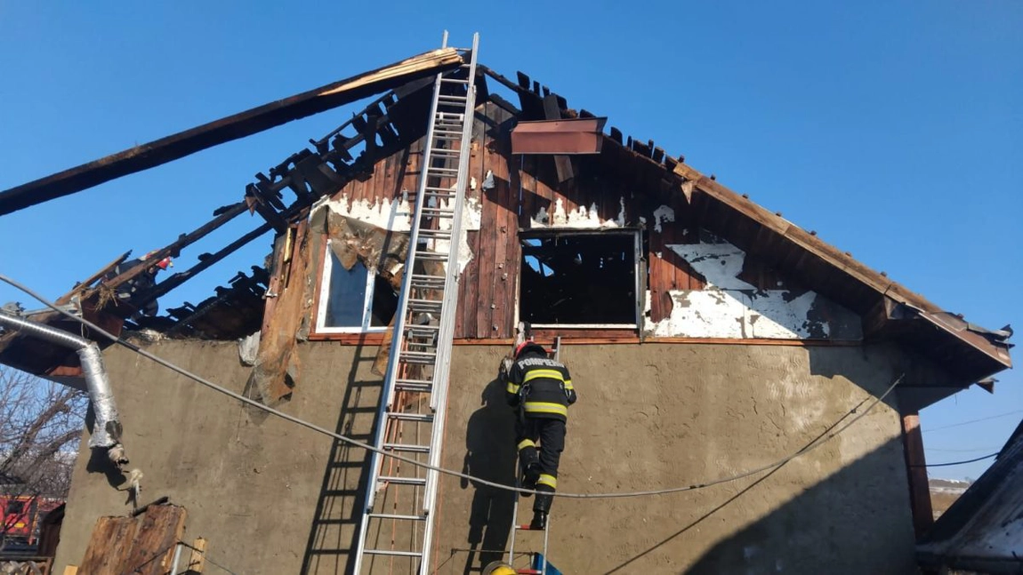 Incendiu la o casă în comuna Cristești. Pompierii au intervenit - UPDATE