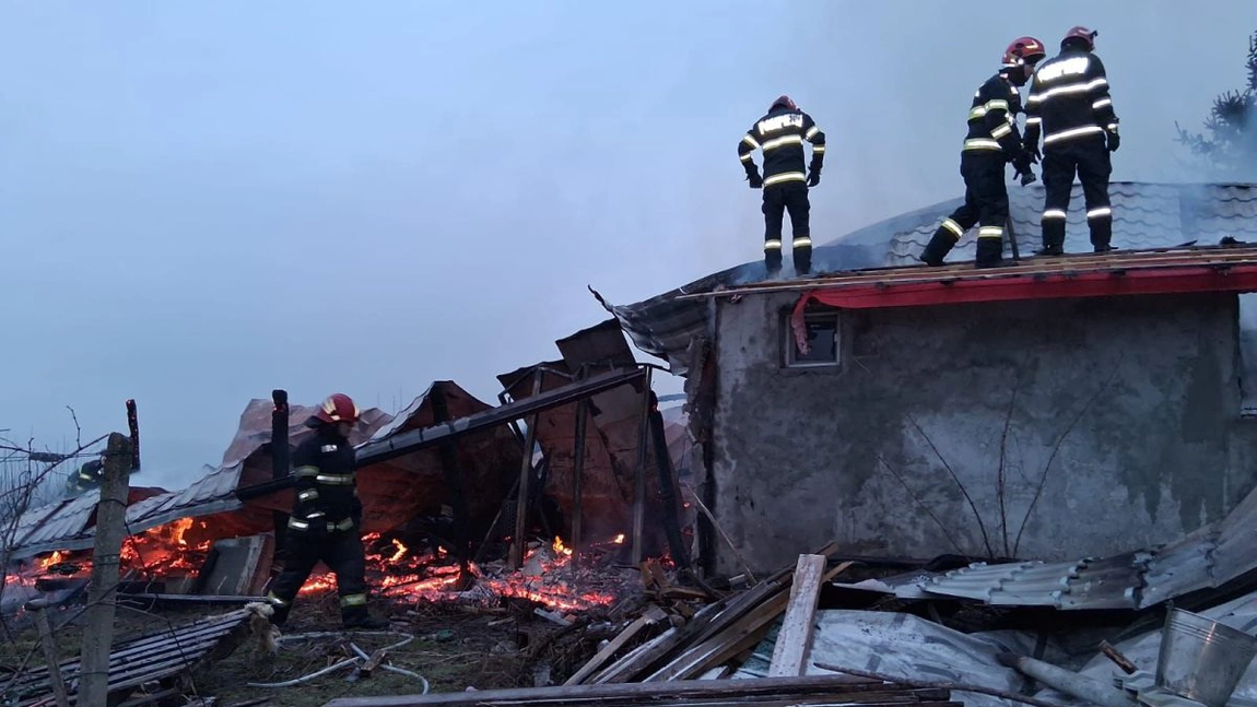 Incendiu violent în comuna Dolhești. O casă a fost cuprinsă de flăcări