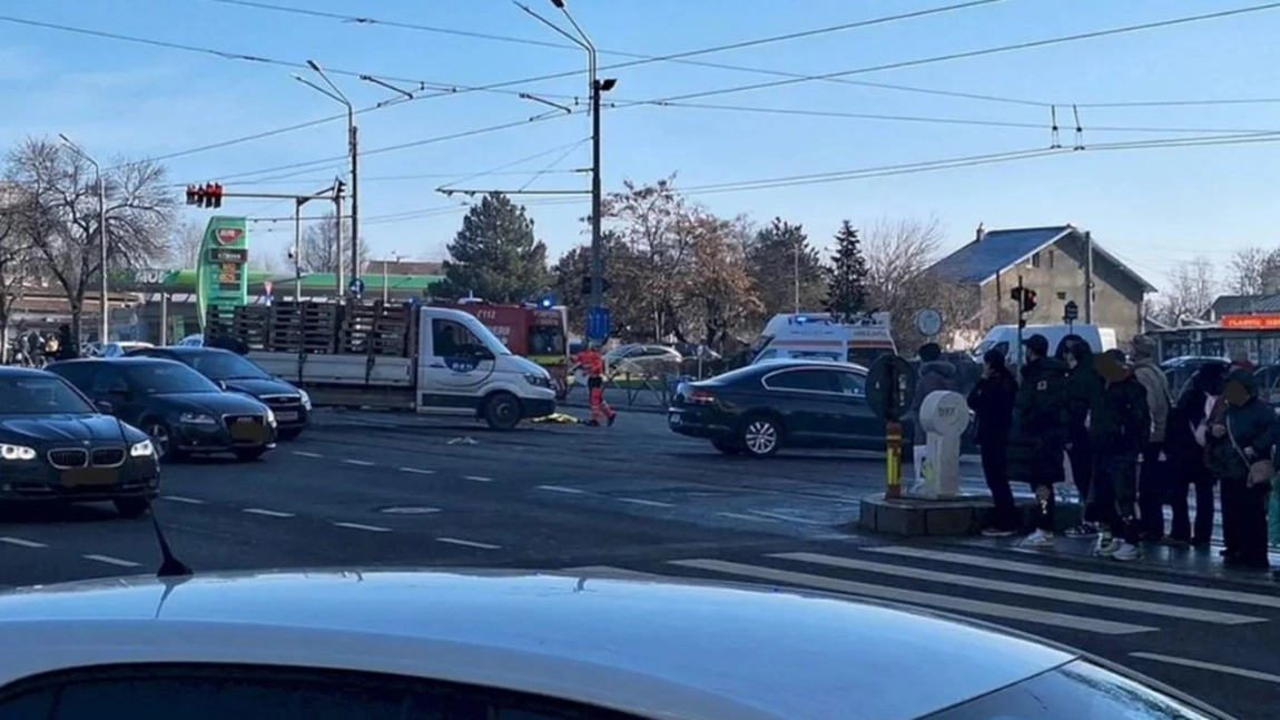 Pieton spulberat de TIR! Circulația este restricționată