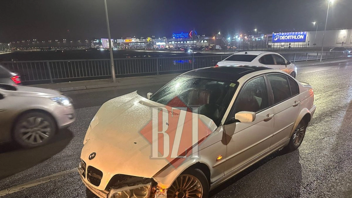 Accident rutier în municipiul Iași! Două mașini implicate într-o coliziune, BMW-ul a alunecat pe șosea