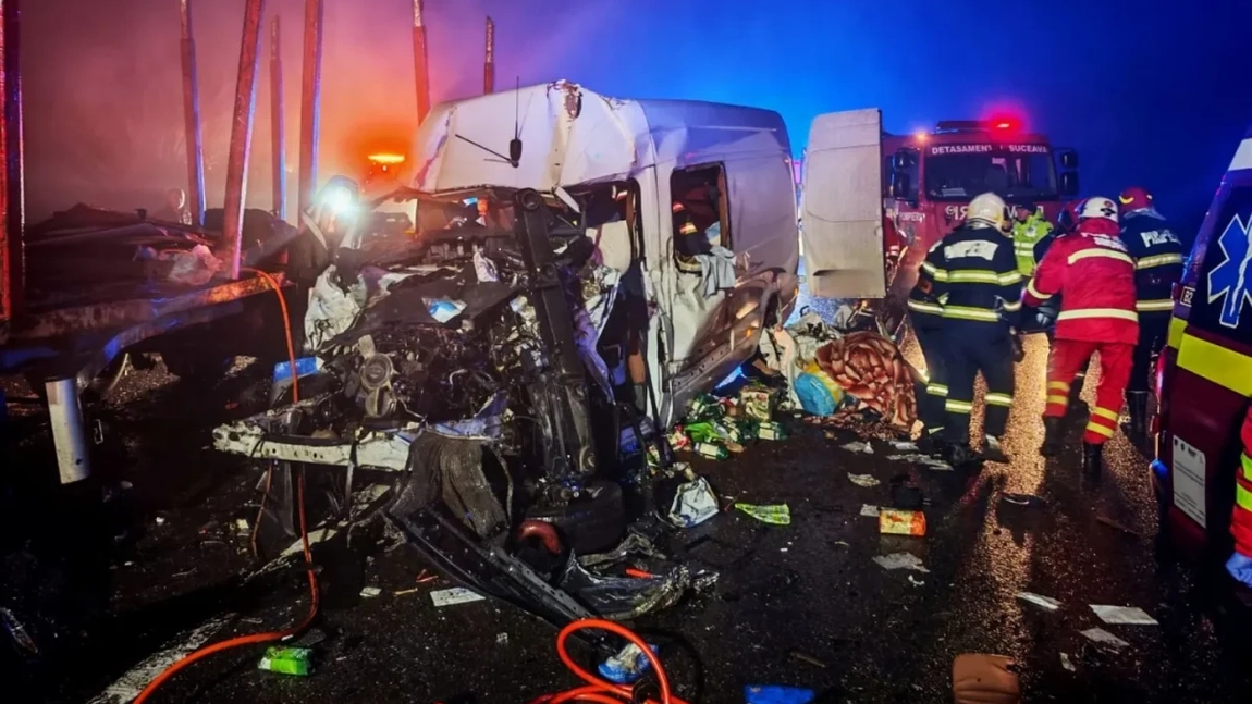 Tragedie pe DN 17! Impact devastator între microbuz şi autotren. Un mort şi mai mulţi răniţi