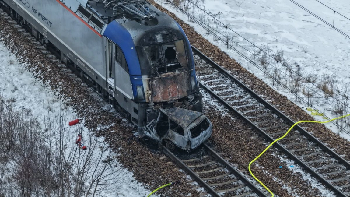 Două trenuri cu 600 de oameni la bord s-au ciocnit cu o mașină blocată pe șine, în Polonia