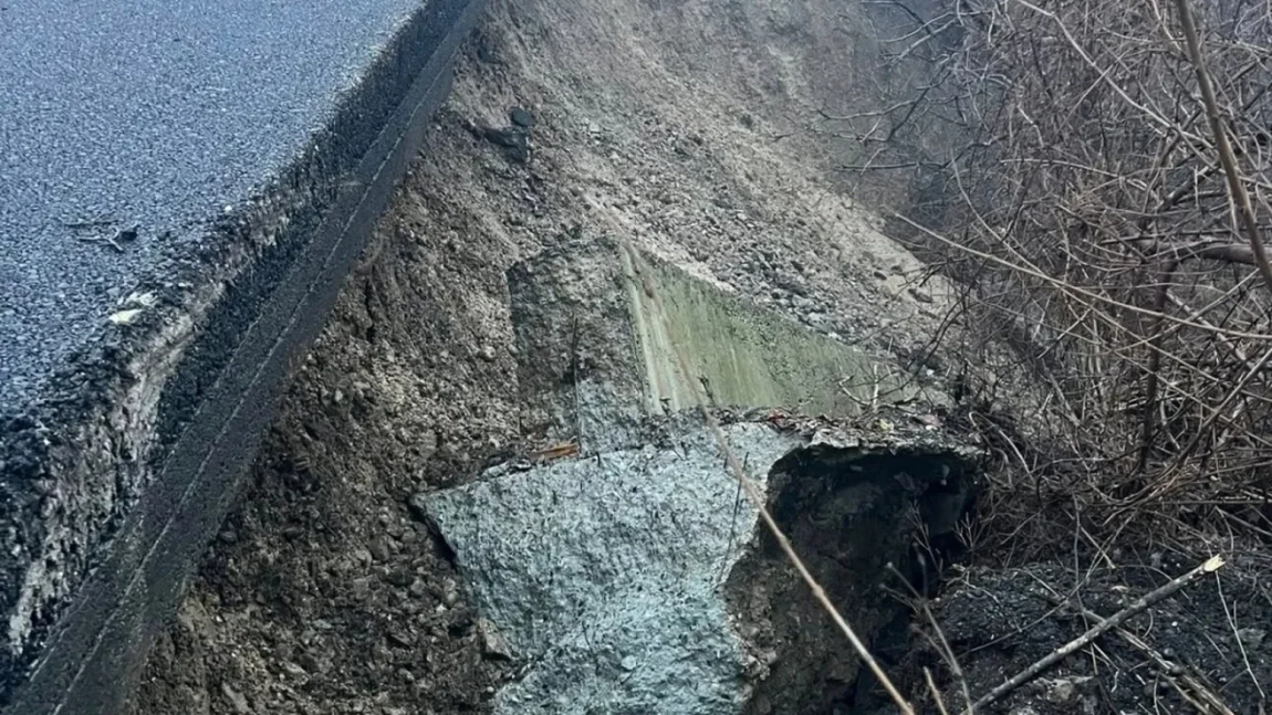 FOTO: Pericol iminent de prăbușire în Câmpina, după o alunecare de teren – autoritățile au luat măsuri de urgență.