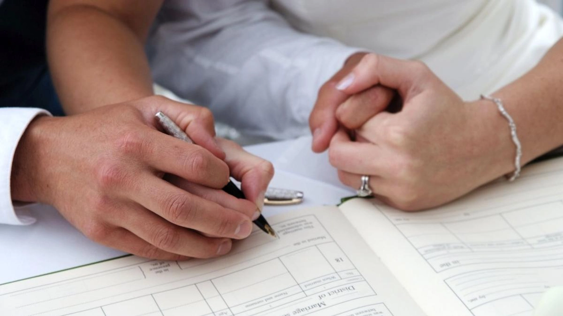 O femeie de 30 de ani și-a șocat iubitul și a făcut „asigurare de iubire”! Incredibil câți bani a încasat după 10 ani de relație! 