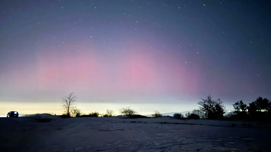 Aurora boreală, admirată de ieșeni de pe dealul din Bucium. Un profesor din Iași explică apariția fenomenului în zona noastră