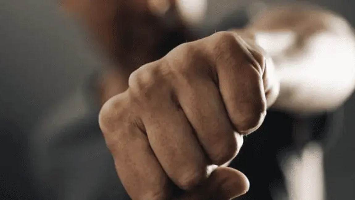 Bătaie sângeroasă într-o comună din Iași. Patru bărbați au fost reținuți pentru 24 de ore după ce-au distrus un gard și l-au “tocat” pe rival