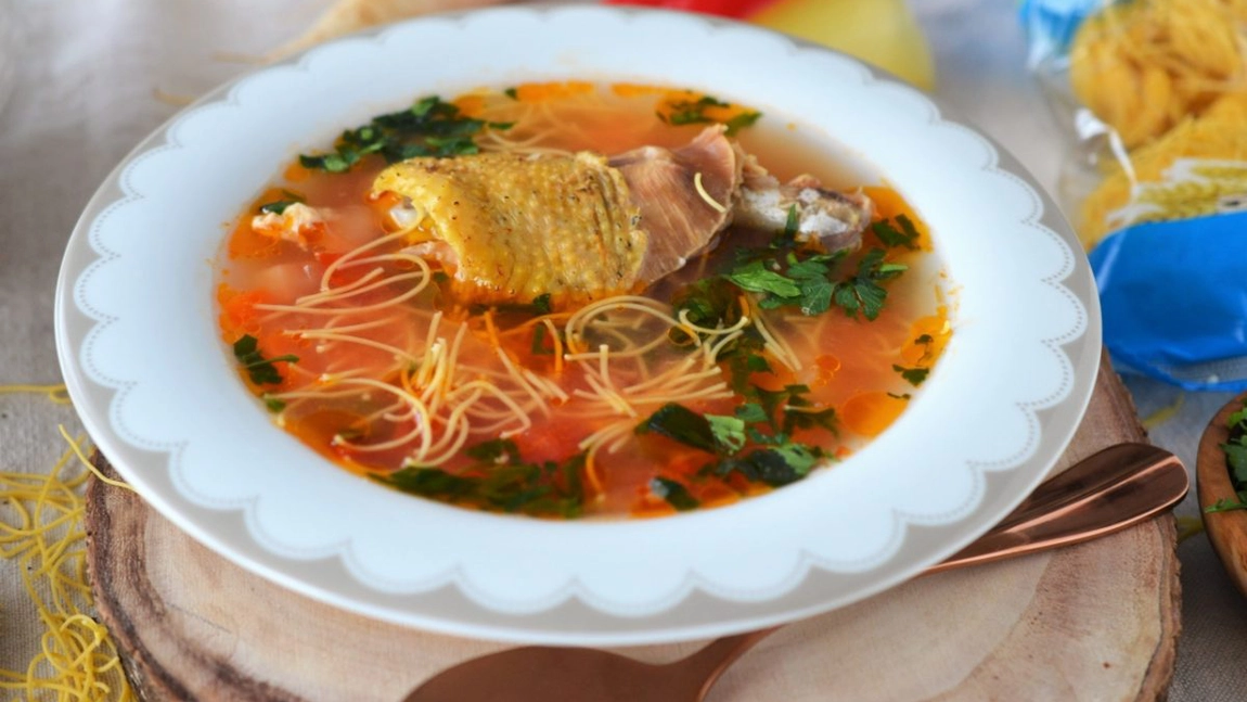 Cum se prepară un borș moldovenesc de găină! Iată ingredientele de care ai nevoie!