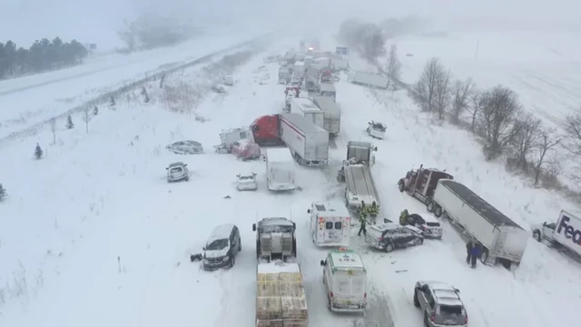 Haos pe drumurile din Michigan! Peste 100 de vehicule implicate într-un carambol uriaș
