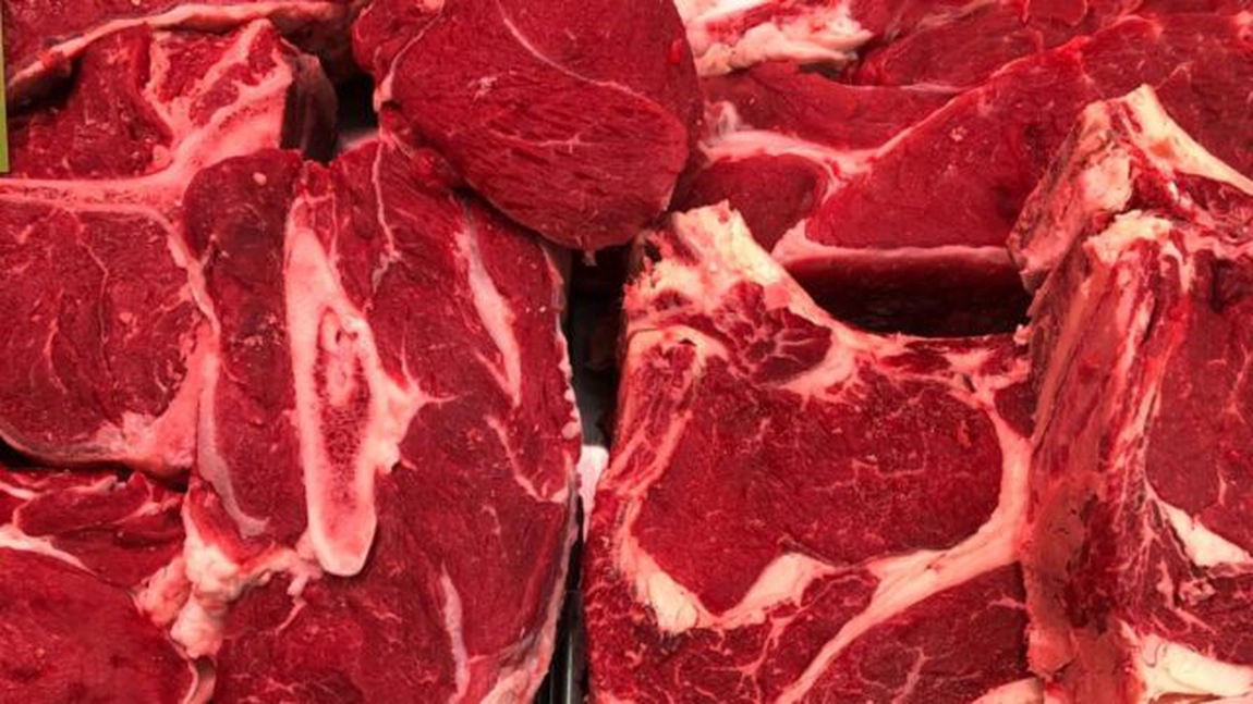 Carne refrigerată din Argentina, etichetată ca proaspătă pe piața românească! ANPC trage un semnal de alarmă