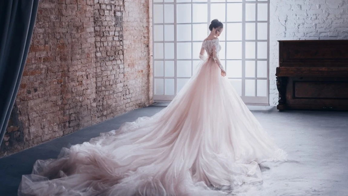 Ce înseamnă când te visezi în rochie de mireasă? Vei avea parte de începuturi noi!