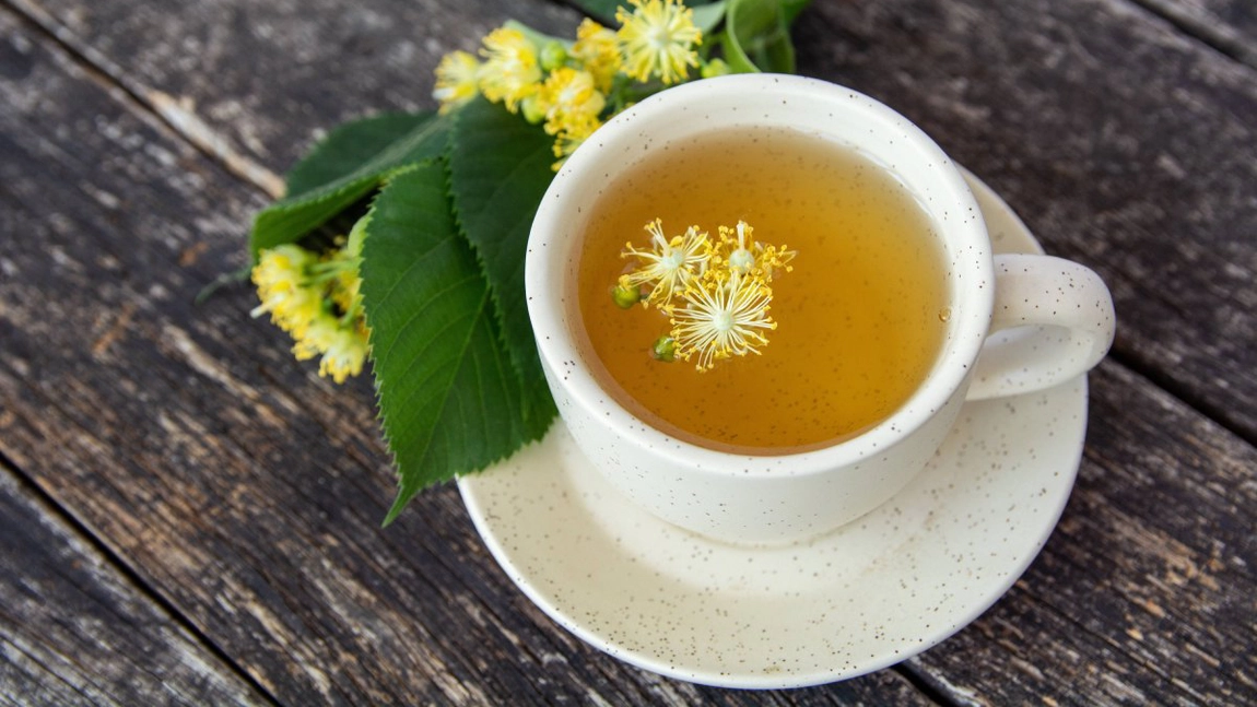 Este bine să bei ceaiul de tei seara? Dr. Oana Cuzino spune când își face cel mai bine efectul!