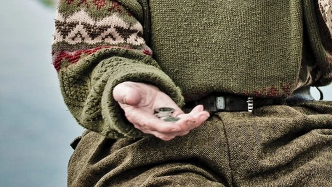 Așa arată sărăcia de lux în Germania: tânăr cu geacă Moncler filmat la cerșit