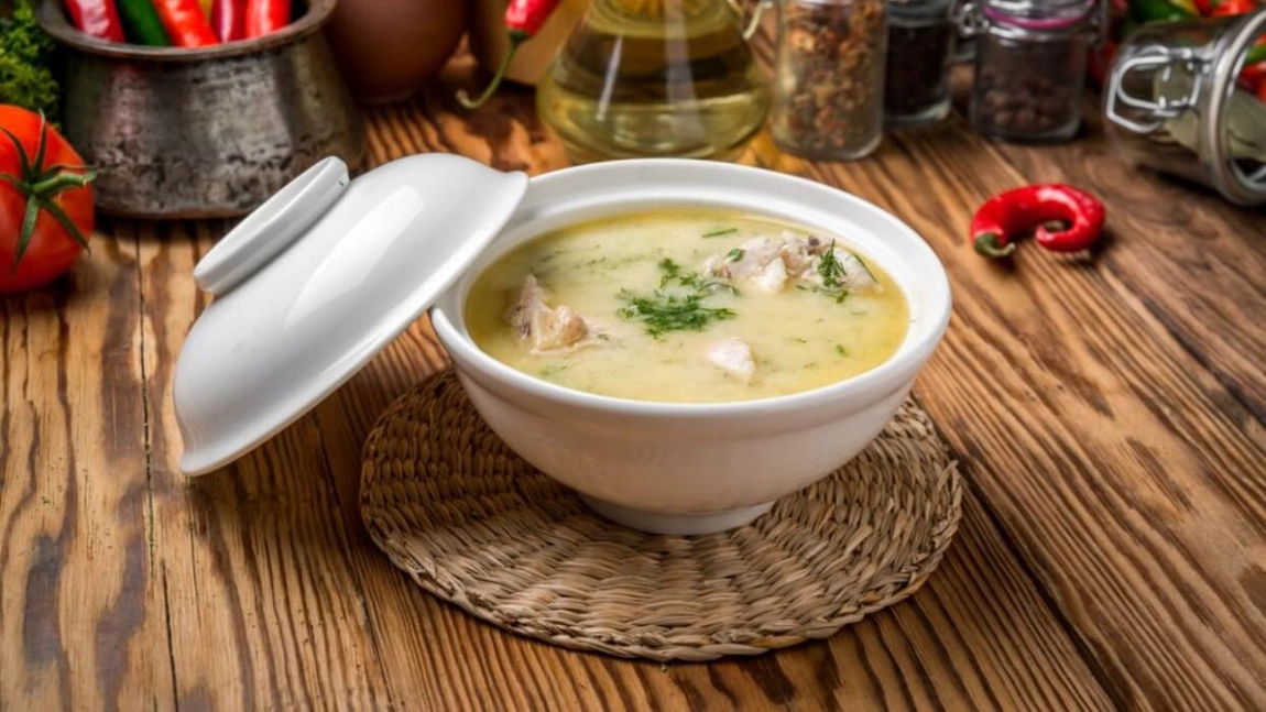 Ciorbă rădăuțeană cu piept de pui – Rețetă simplă și cremoasă, care nu dă greș!