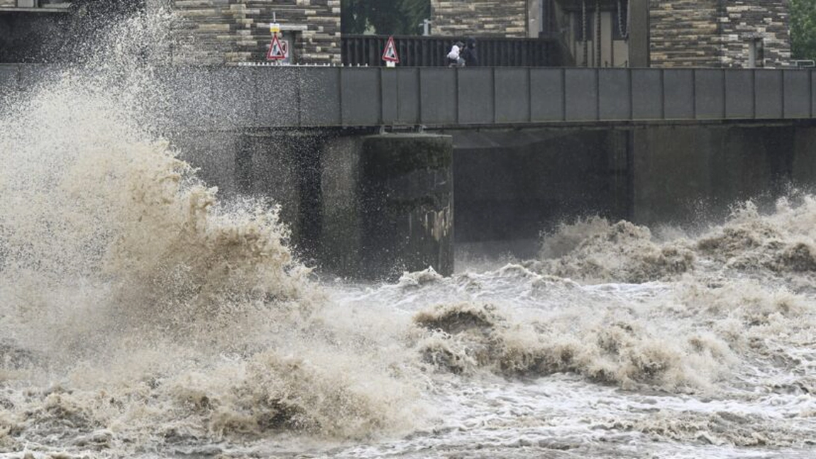 Avertizare de viituri în 14 județe! Cod galben și portocaliu, râurile pline de gheață