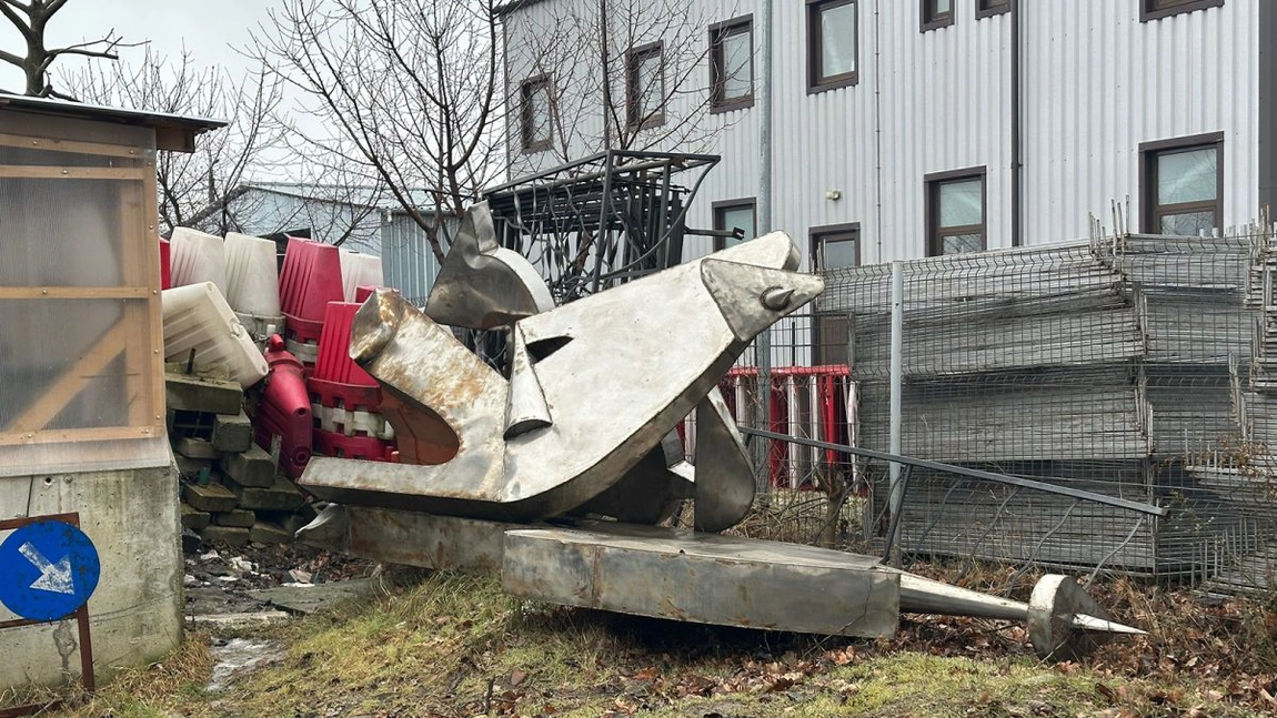 O statuie, expusă în urmă cu peste 25 de ani la Râpa Galbenă, abandonată într-un depozit din Iași. Primăria Iași vrea să o taie la fier vechi, după ce autorul nu a fost găsit