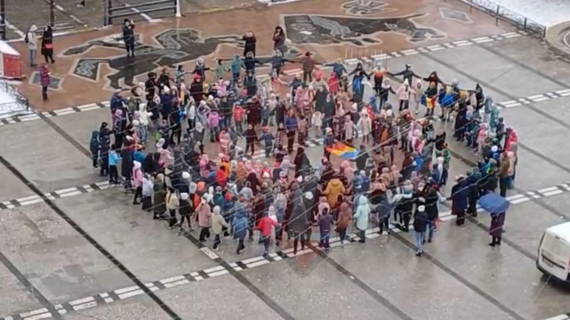 Moment emoționant la Iași! Sute de copii au dansat Hora Unirii în Piața Unirii - VIDEO