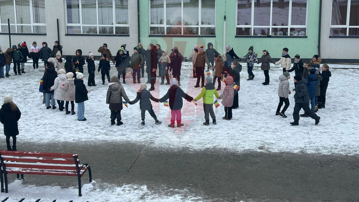 Zeci de copii de la Școala Gimnazială „Col. Constantin Langa” din Miroslava au făcut Hora Unirii