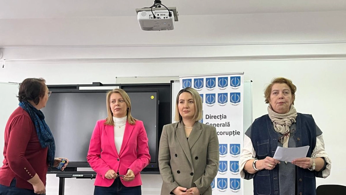Polițiștii DGA Iași îi învăță pe liceeni despre integritate, anticorupție și prevenirea traficului de persoane