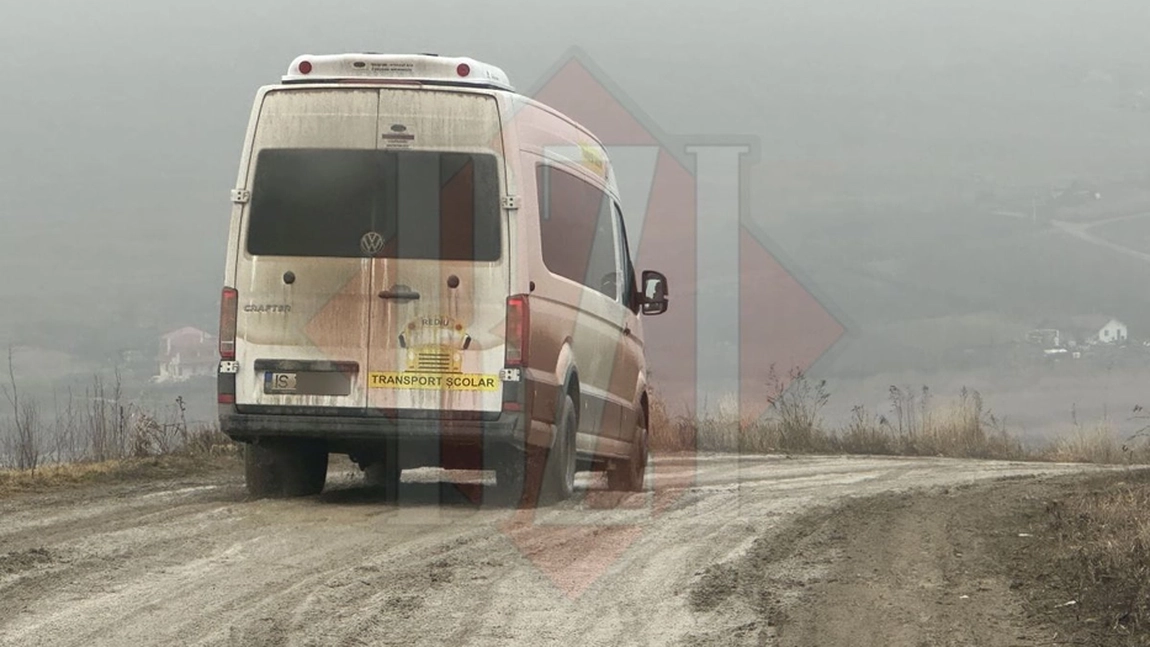 Mașini blocate în noroi pe drumul principal din satul Tăutești, comuna Rediu