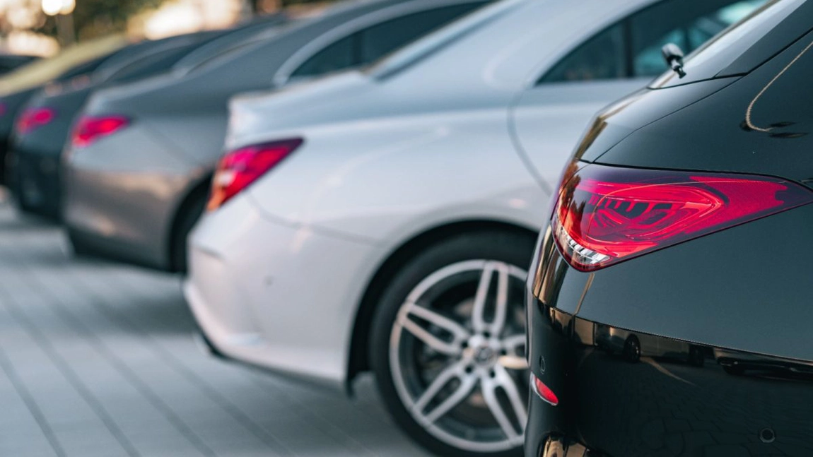 ANAF îi ia în vizor pe românii cu mașini scumpe: ce riscă cei care le-au cumpărat pe bani cash