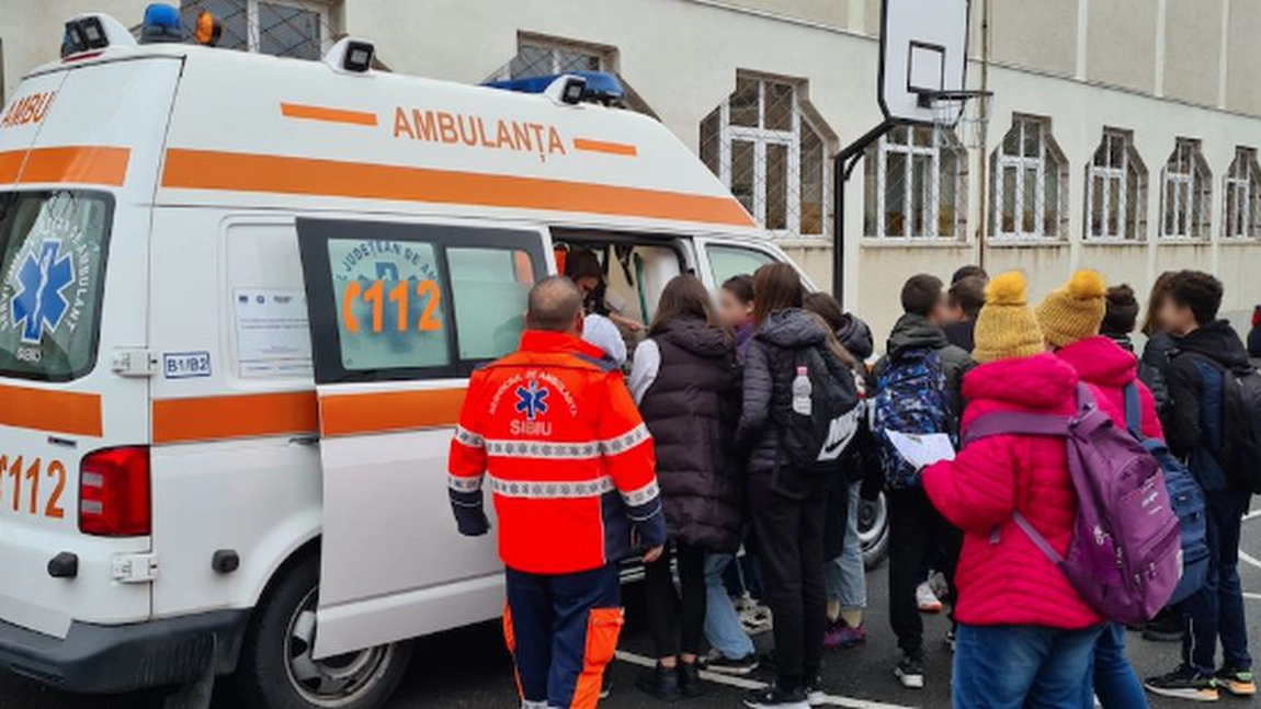 Situație incredibilă! Un elev de 13 ani s-a aruncat pe geam după ce a primit o notă mică la școală!