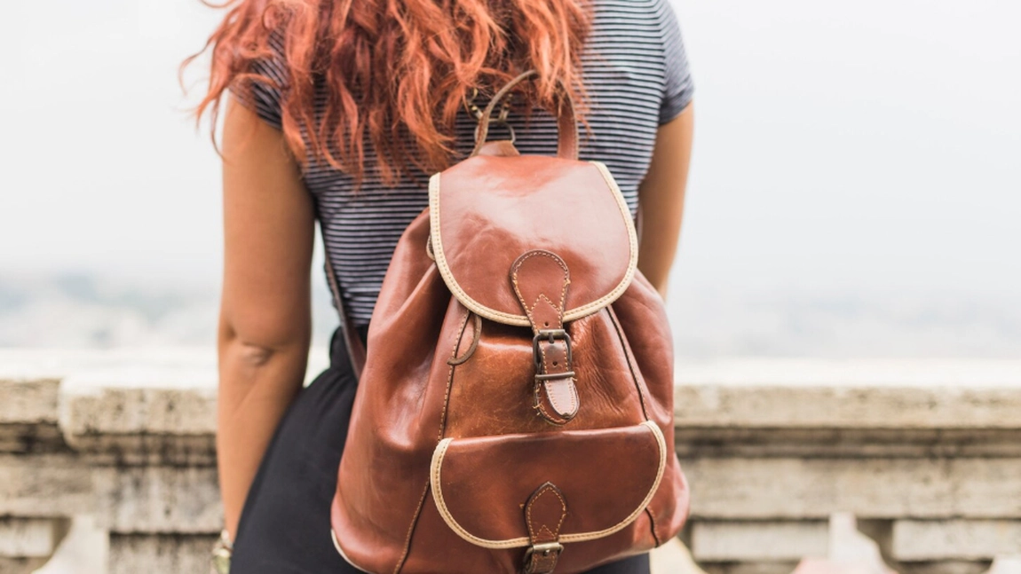 Top 5 greșeli care îți distrug accesoriile din piele