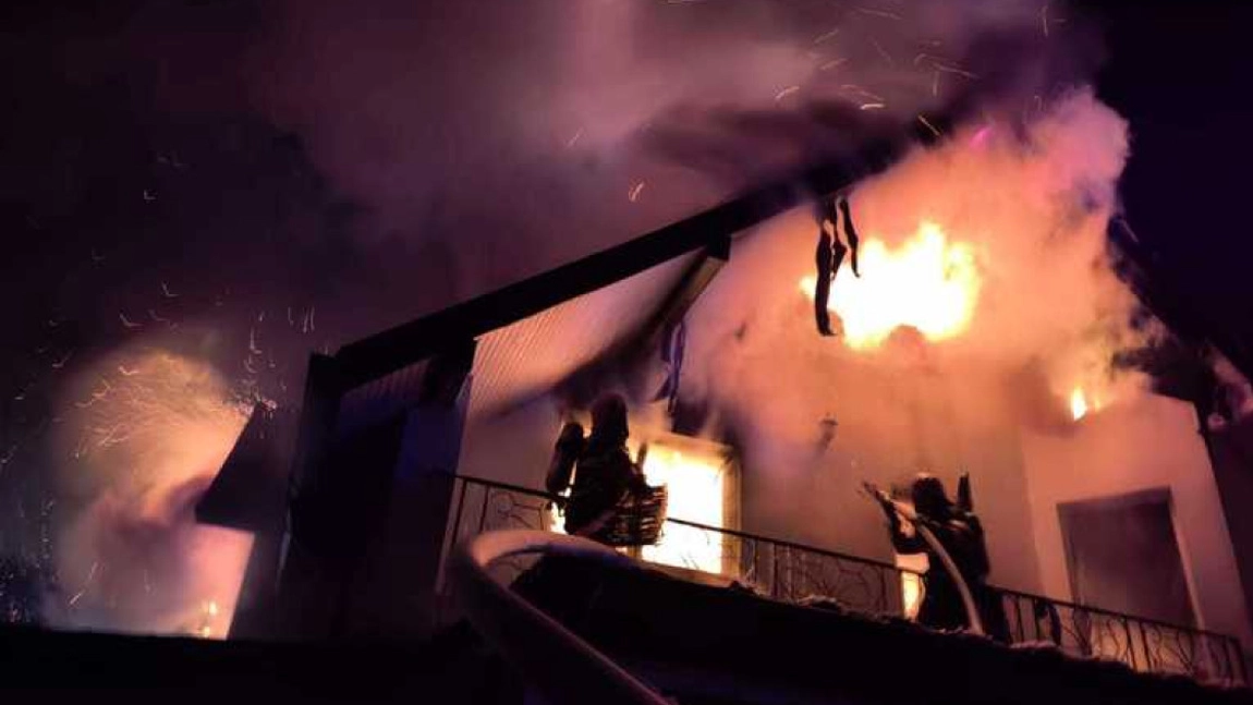 O familie din Botoșani a rămas fără casă în miez de iarnă! Incendiul devastator a pornit de la o țigară uitată aprinsă! 